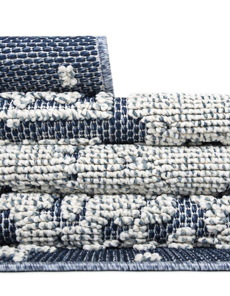 Detail image of 7' 10 x 7' 10 Easy-Clean Traditional Indoor / Outdoor Square Rug