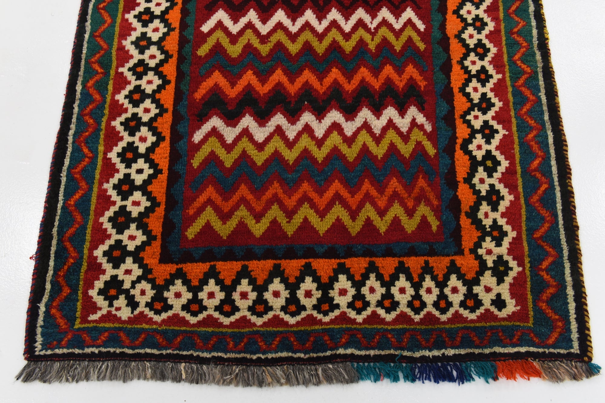 3' 9 x 6' 2 Hand Knotted Ghashghaei Persian Wool Rug