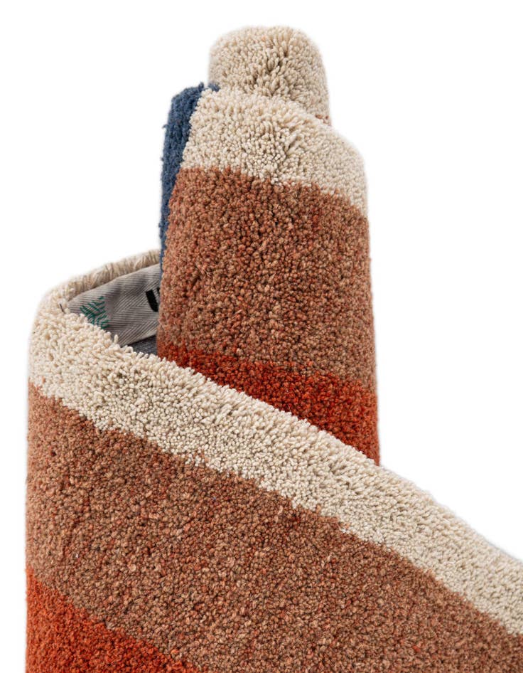 Detail image of 5' 1 x 8' Handtufted Wool Rug