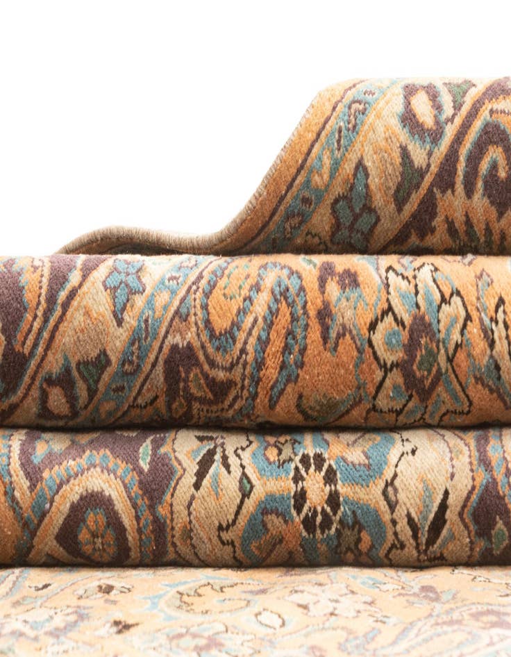 Detail image of 6' 4 x 9' 6 Vintage Royal Rug