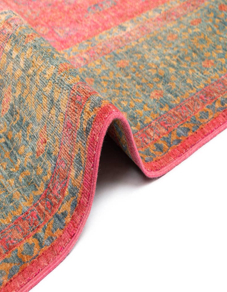 Detail image of 6' 8 x 9' 9 Amina Rug