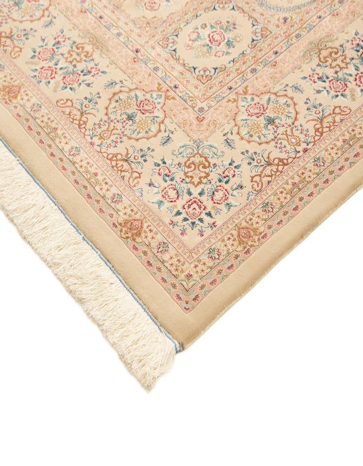 Detail image of 6' 5 x 9' 9 Ghom Design Rug