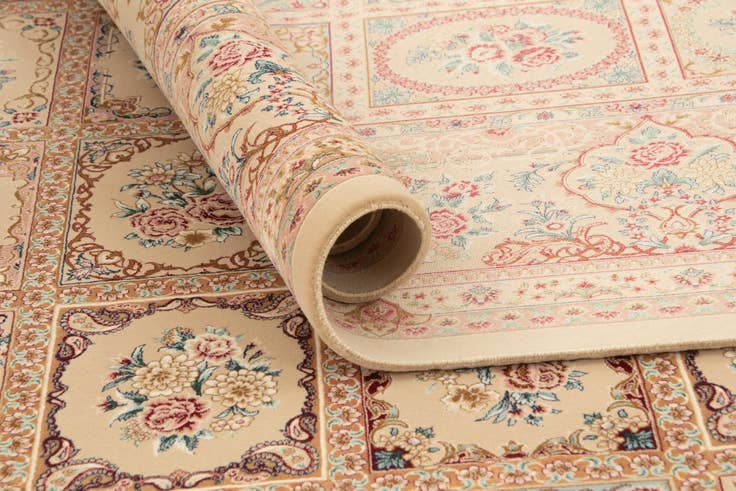 Detail image of 6' 5 x 9' 9 Ghom Design Rug