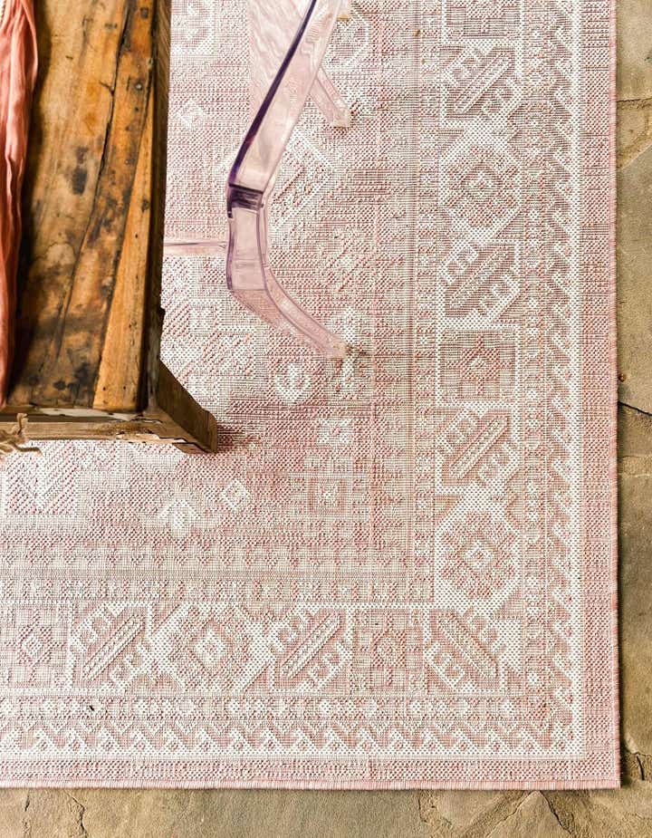 5' 3 x 8' Easy-Clean Aztec Indoor / Outdoor Rug