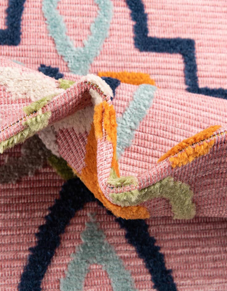 Detail image of 5' x 7' 7  Washable  Indoor / Outdoor Rug