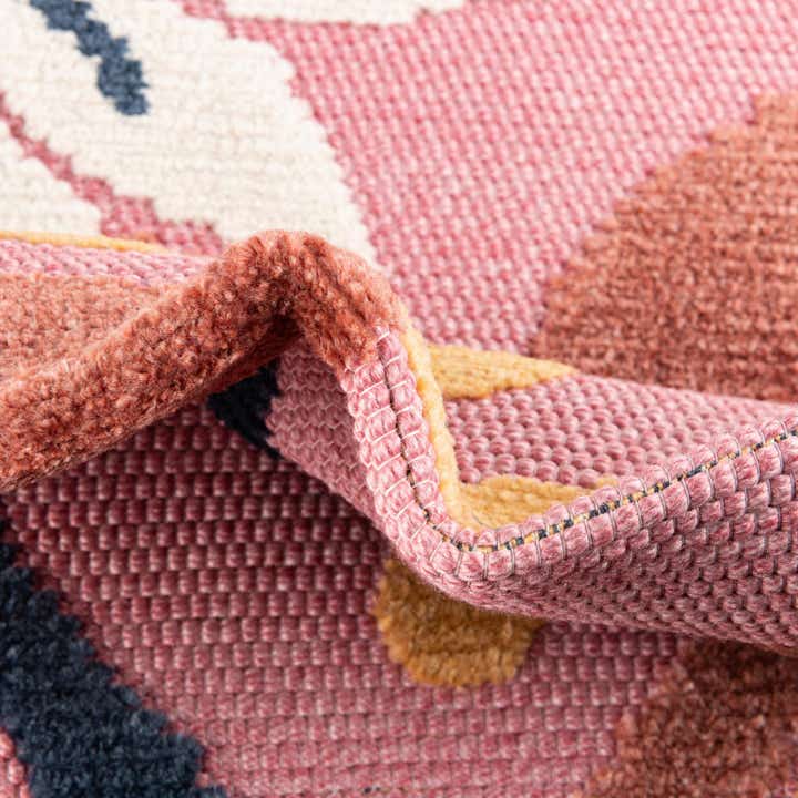 5' x 7' 7 Easy-Clean Indoor / Outdoor Rug