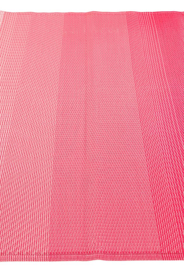 Detail image of 4' x 6' Easy-Clean Vista Breeze Indoor / Outdoor Rug