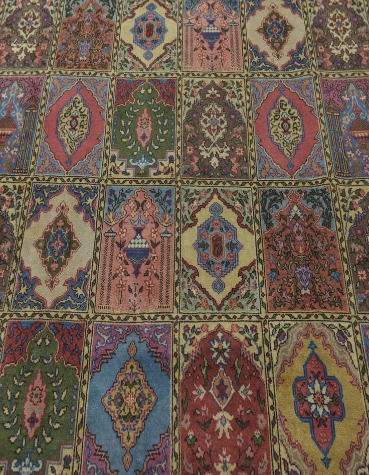 Detail image of 8' 3 x 11' 5  Hand Knotted Sarough Wool Rug