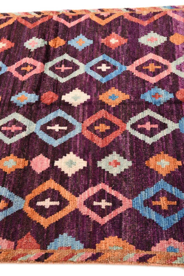 Detail image of 4' x 5' 11 Hand Knotted Darya Wool Rug