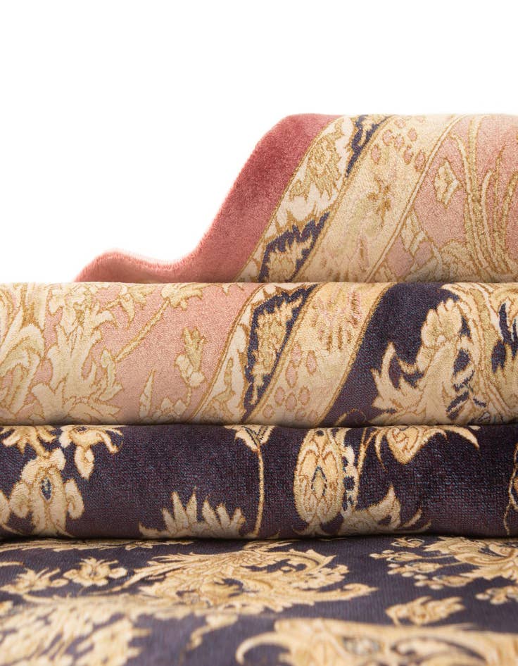 Detail image of 6' 3 x 9' 11 Ghom Design Rug