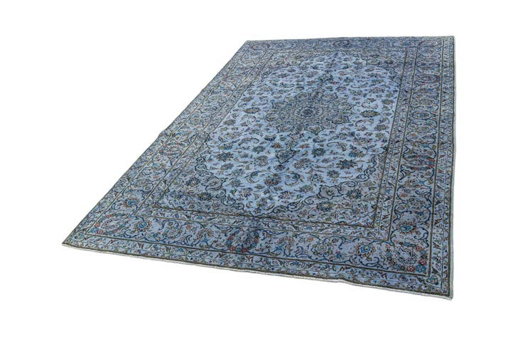 Detail image of 6' 6 x 9' 9 Vintage Royal Rug