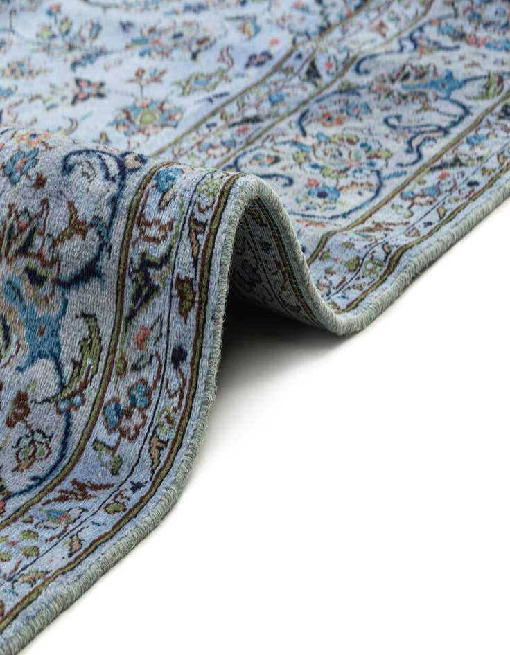 Detail image of 6' 6 x 9' 9 Vintage Royal Rug