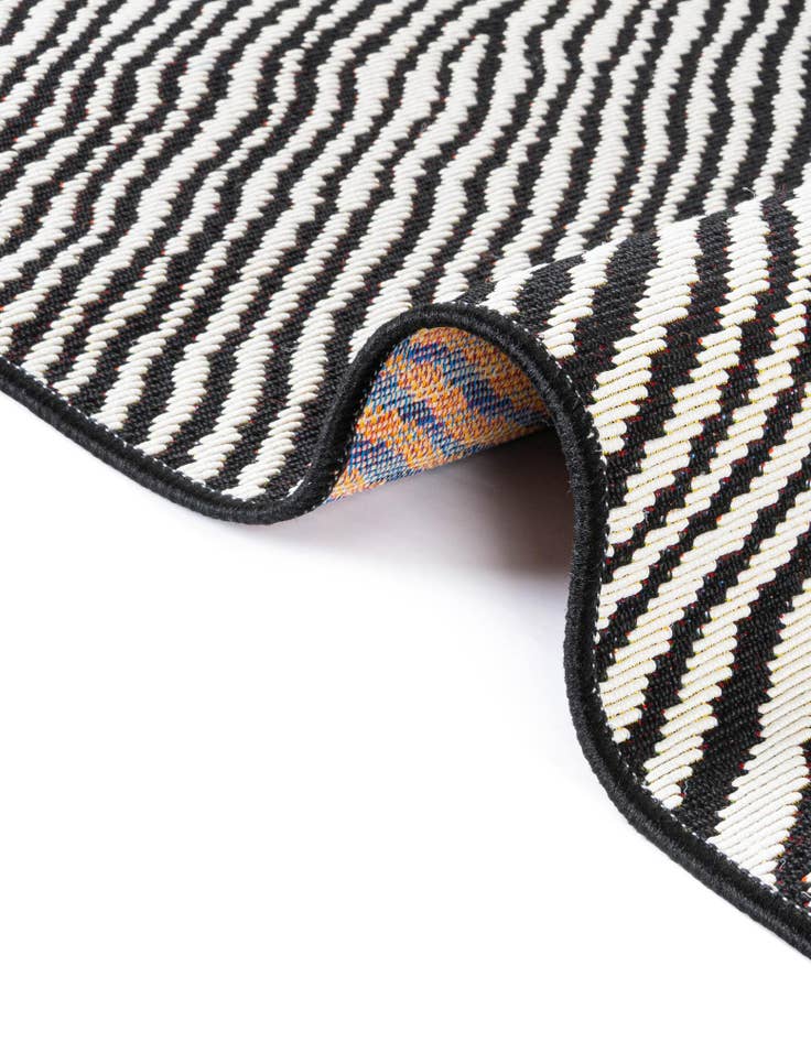 Detail image of 4' x 6' Easy-Clean Modern Indoor / Outdoor Rug