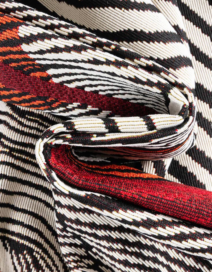 Detail image of 2' 7 x 10' Easy-Clean Modern Indoor / Outdoor Runner Rug