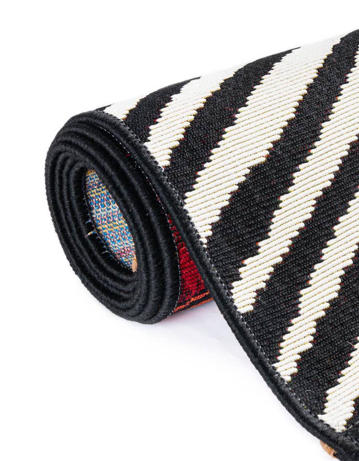 Detail image of 8' x 8'  Washable Modern Indoor / Outdoor Square Rug