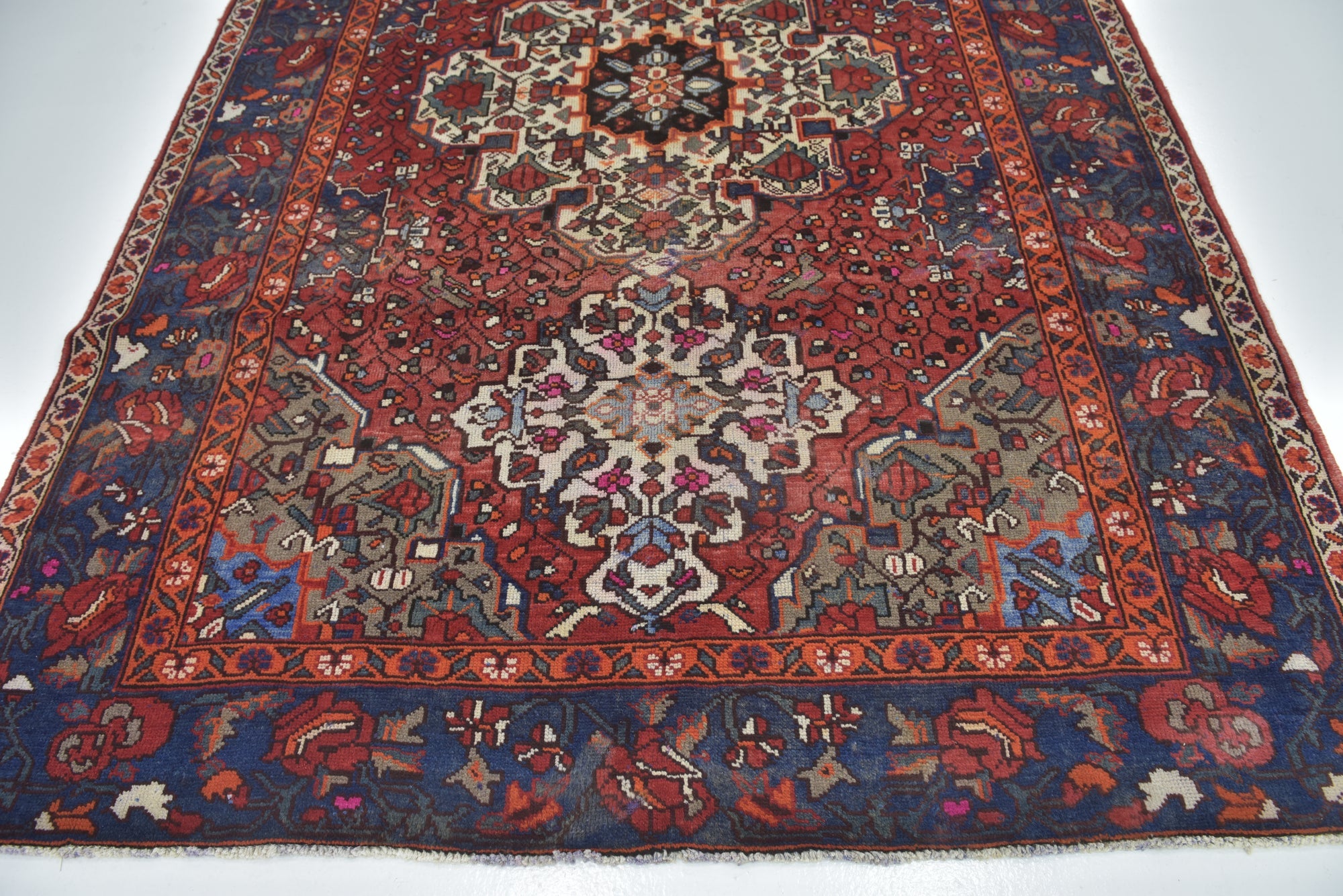 7' x 10' Hand Knotted Bakhtiar Persian Wool Rug