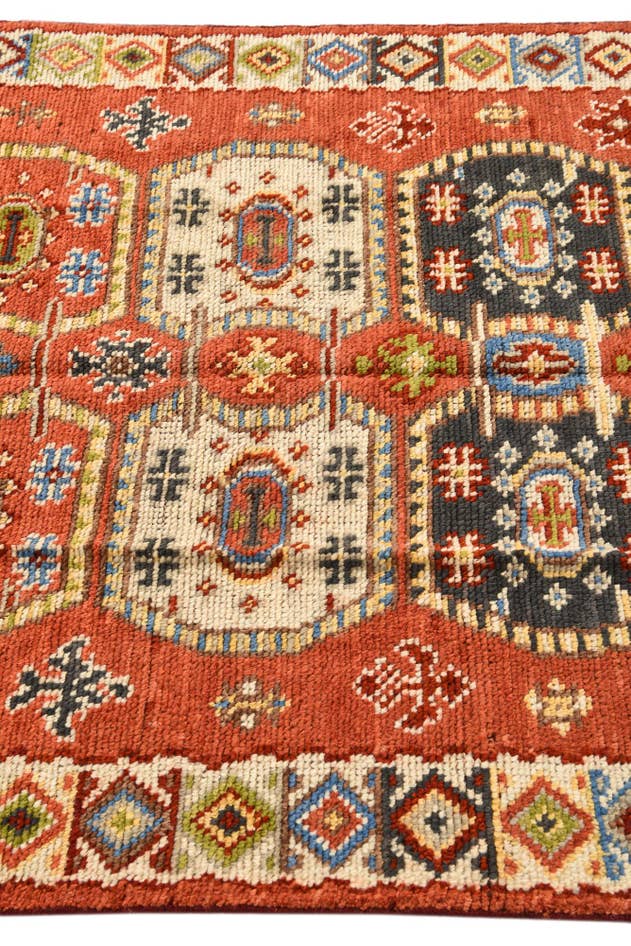 Detail image of 4' x 6' 3 Hand Knotted Darya Wool Rug