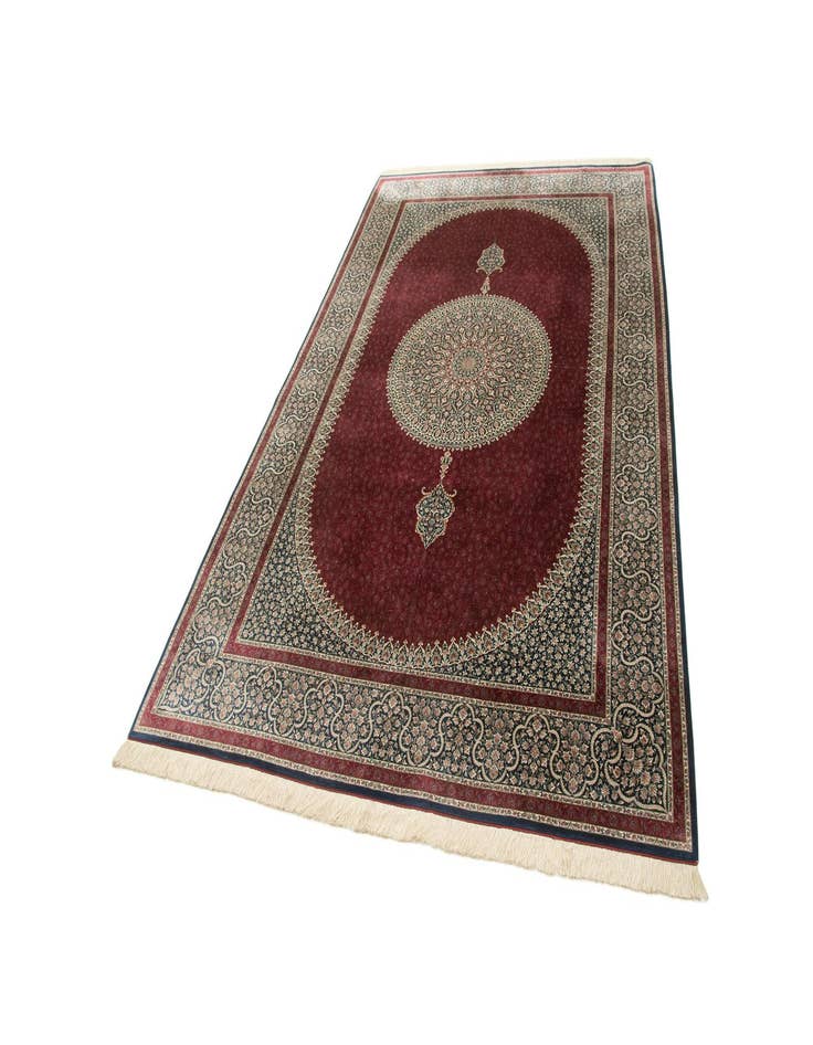 Detail image of 6' 5 x 9' 11 Ghom Design Rug