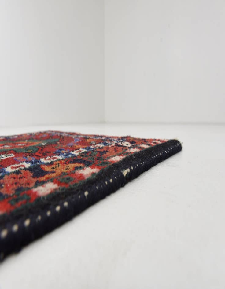 Detail image of 2' 5 x 4' 8  Hand Knotted Heriz Wool Rug