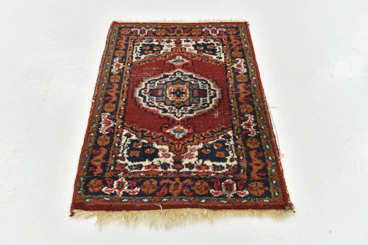 Detail image of 1' 10 x 2' 10 Hand Knotted Heriz Wool Rug