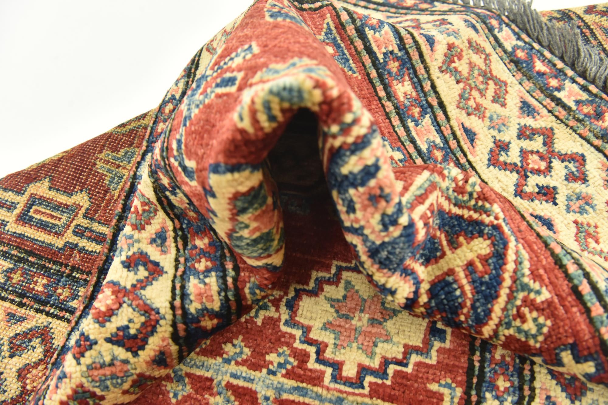 2' 8 x 4' 6 Hand Knotted Kazak Oriental Rug