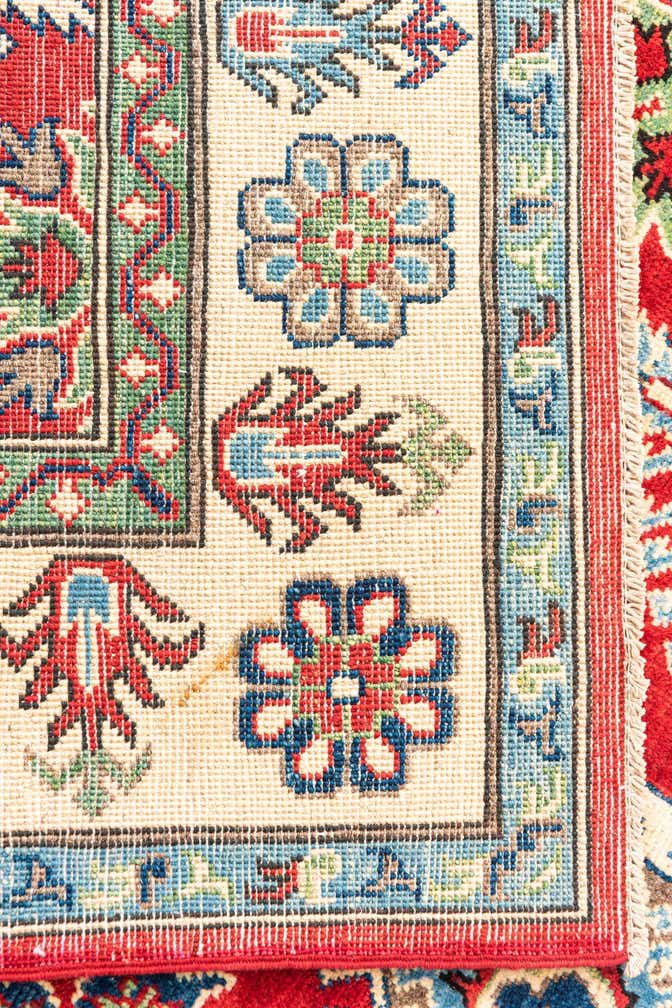 5' 6 x 7' 9 Hand Knotted Kazak Rug