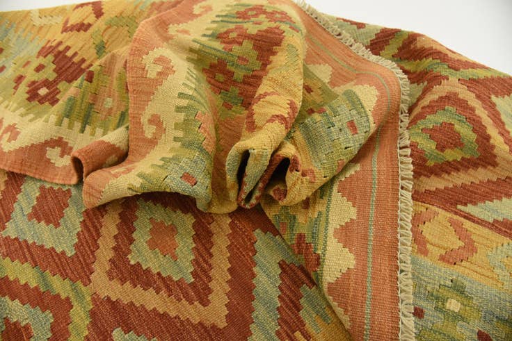 Detail image of 4' x 5' 9 Hand Woven Kilim Waziri Wool Rug