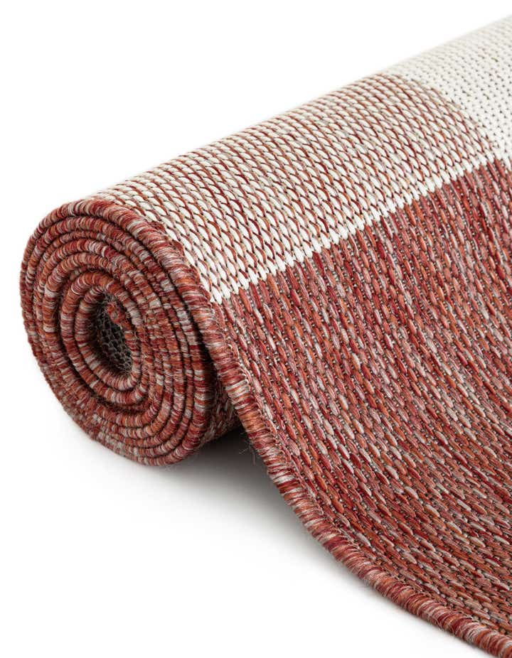 6' x 9' Easy-Clean Checkered Indoor / Outdoor Rug