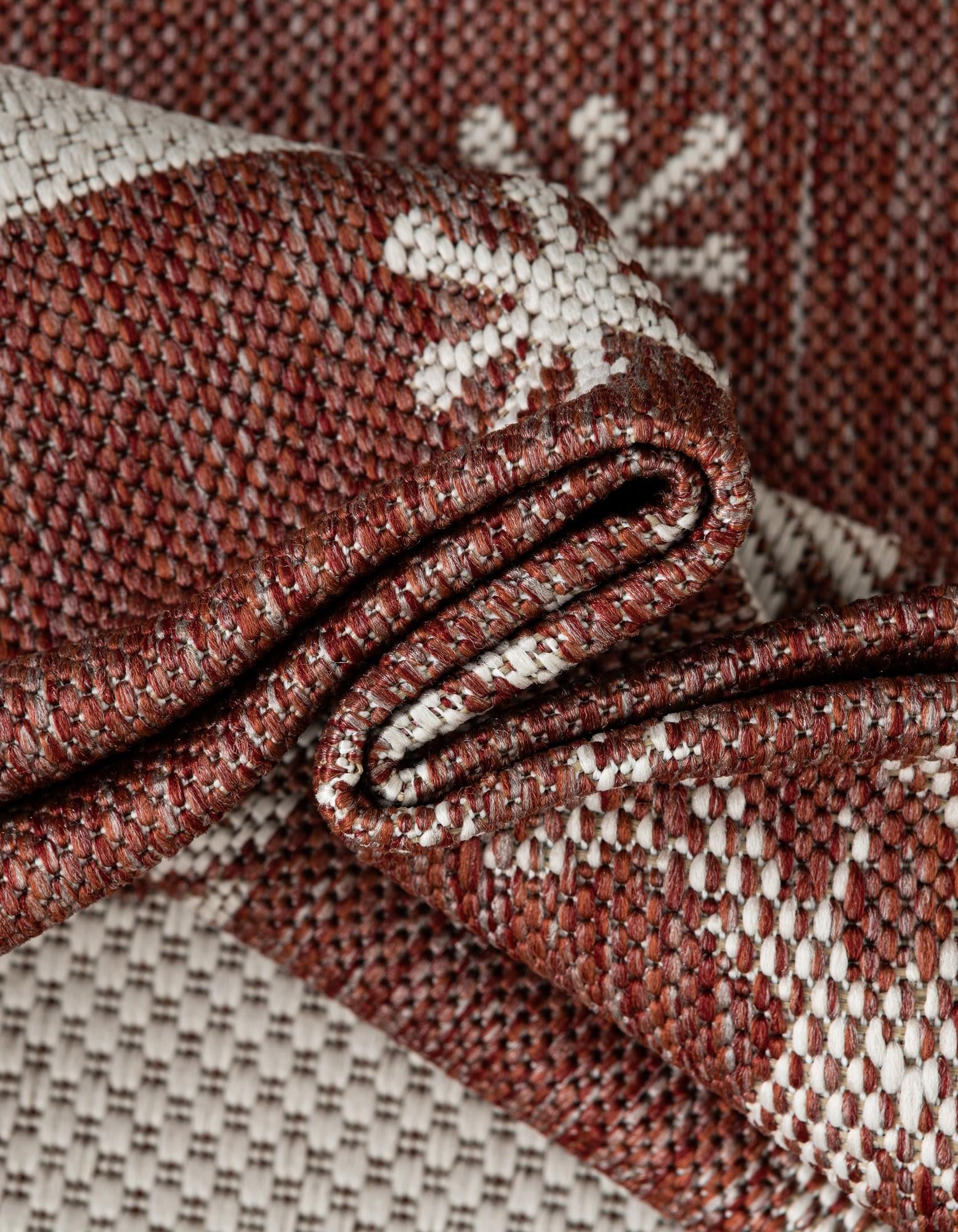 5' 3 x 7' Easy-Clean Holiday Indoor / Outdoor Rug
