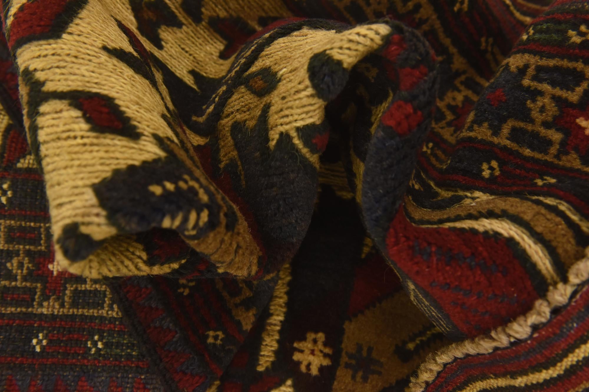 2' 10 x 4' 10 Hand Knotted Sumak Wool Rug
