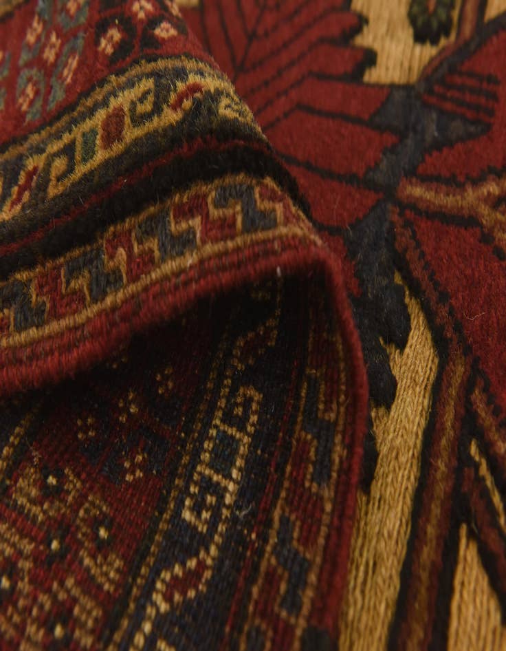 Detail image of 3' x 4' 4 Hand Knotted Sumak Wool Rug