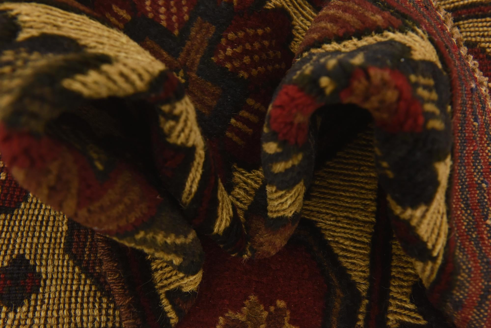 2' 9 x 4' 8 Hand Knotted Sumak Wool Rug