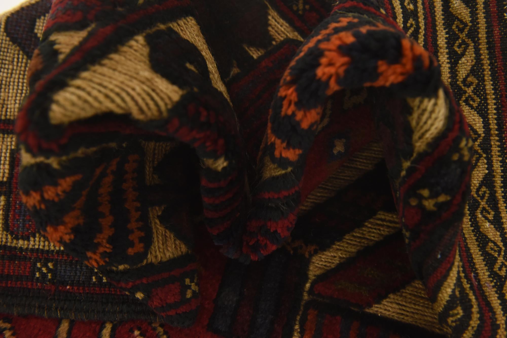 2' 10 x 4' 8 Hand Knotted Sumak Wool Rug