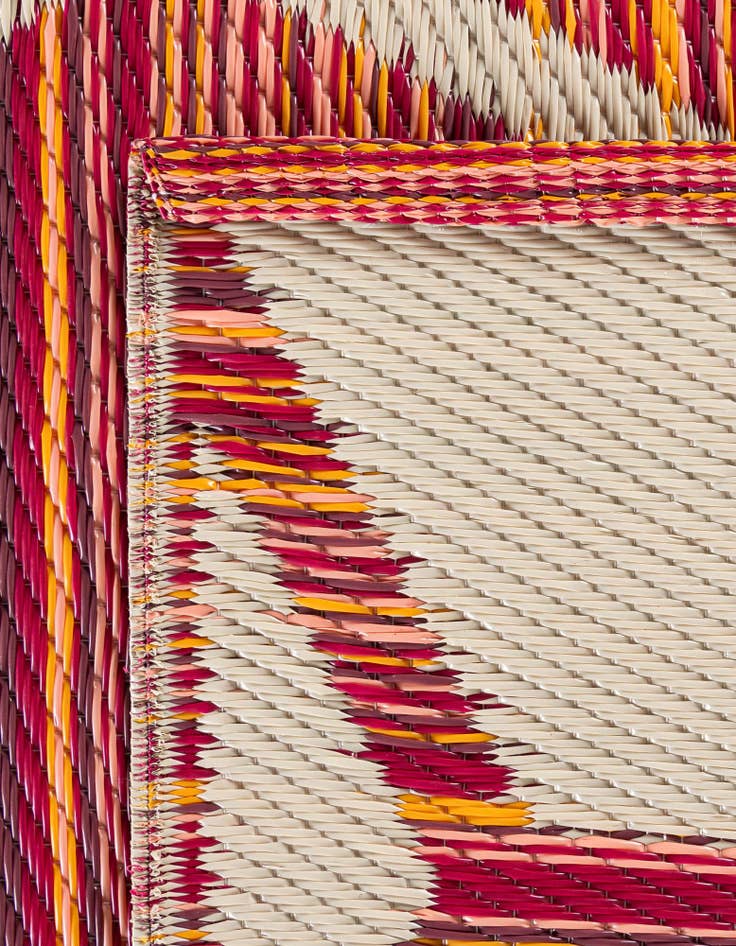 Detail image of 4' x 6' Easy-Clean Vista Breeze Indoor / Outdoor Rug