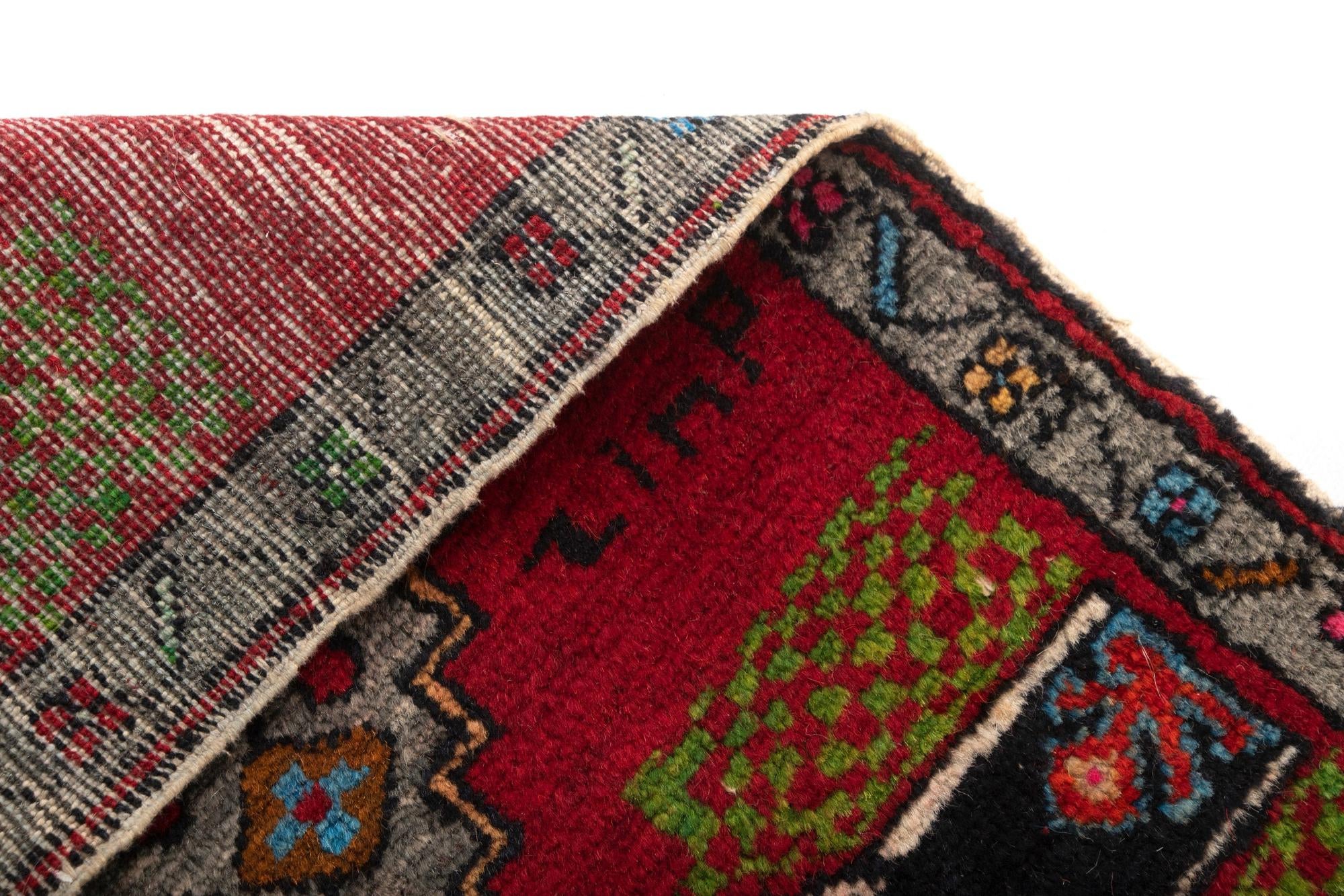 1' 8 x 3' 1 Yastik Rug