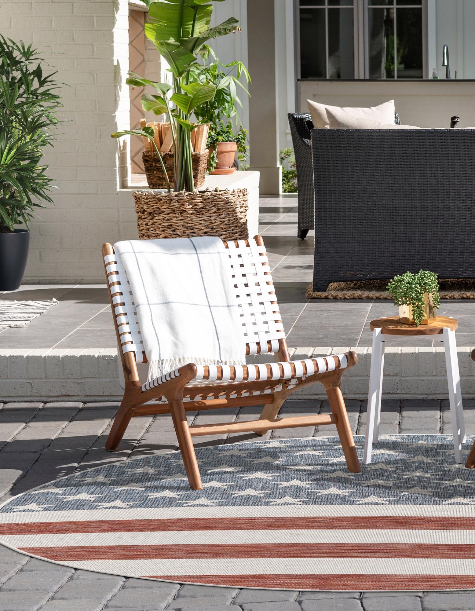 7' x 7' Easy-Clean Jill Zarin Indoor / Outdoor Round Rug