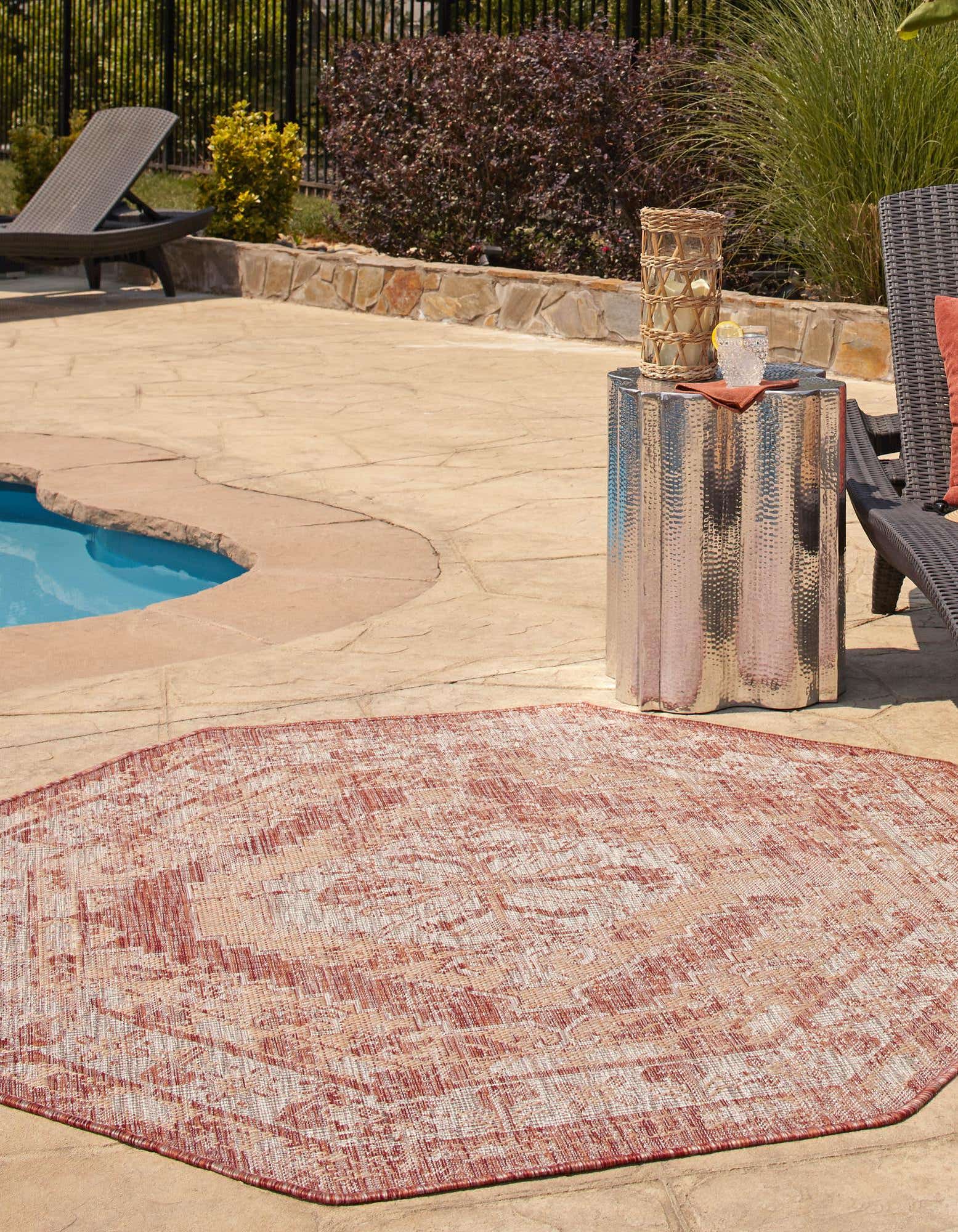 Rust Red 7' 10 x 7' 10 Outdoor Traditional Octagon Indoor / Outdoor Rug