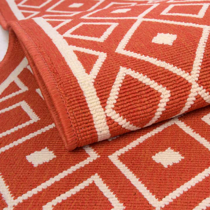 5' 3 x 8' Easy-Clean Lattice Indoor / Outdoor Rug