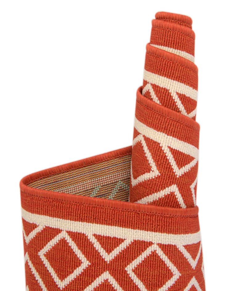 Detail image of 5' 3 x 8' Easy-Clean Lattice Indoor / Outdoor Rug