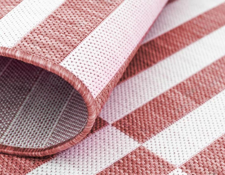 Detail image of 4' x 6' Easy-Clean Ribbon Indoor / Outdoor Rug