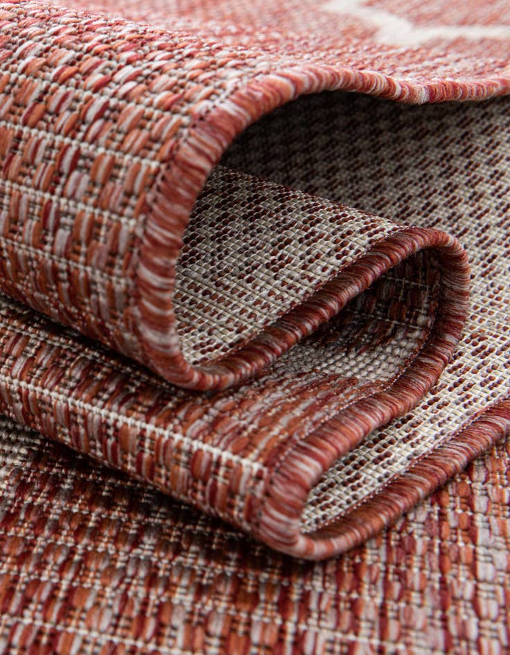 Detail image of 13' x 13' Washable Lattice Indoor / Outdoor Round Rug