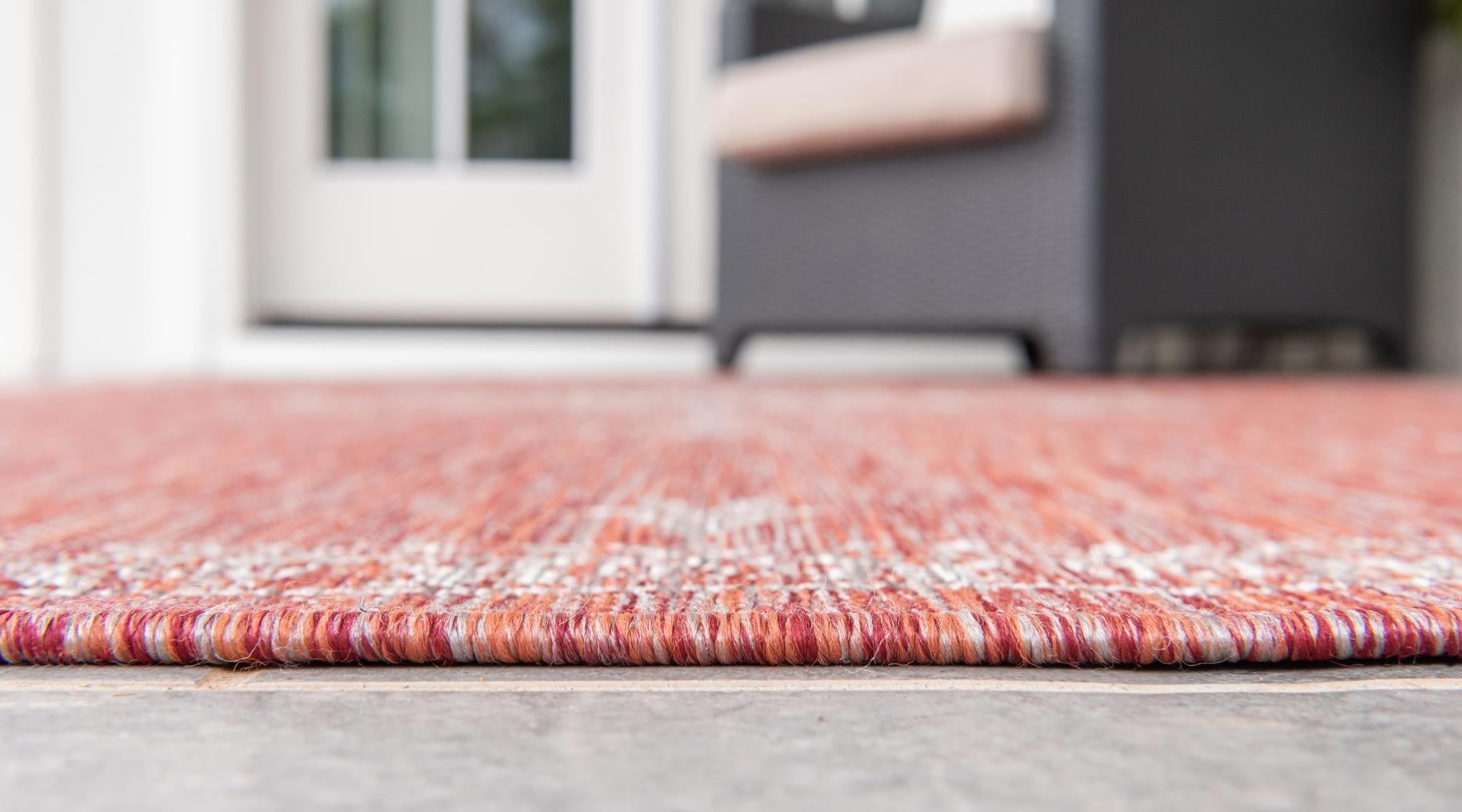 7' 10 x 7' 10 Easy-Clean Traditional Indoor / Outdoor Round Rug