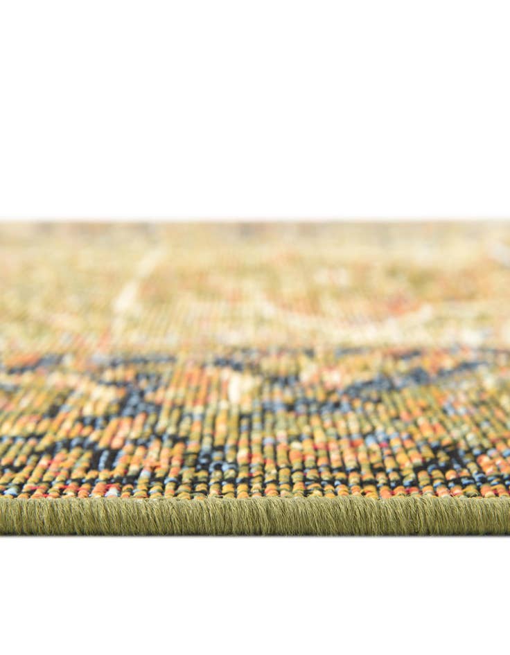 Detail image of 7' 10 x 7' 10  Washable Traditional Indoor / Outdoor Round Rug