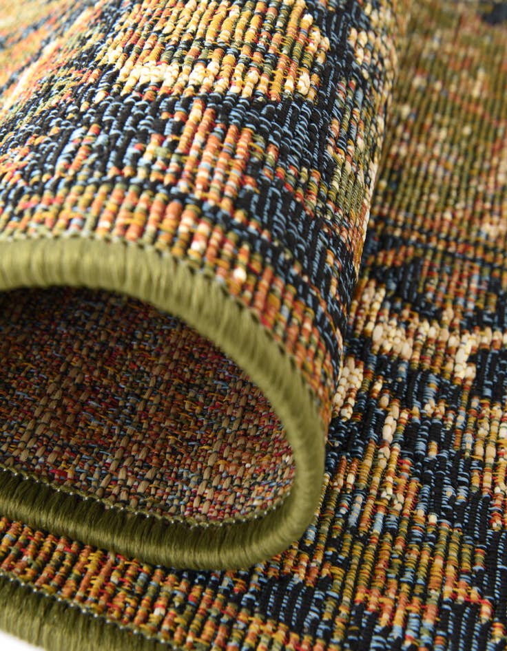 Detail image of 7' 10 x 7' 10  Washable Traditional Indoor / Outdoor Round Rug