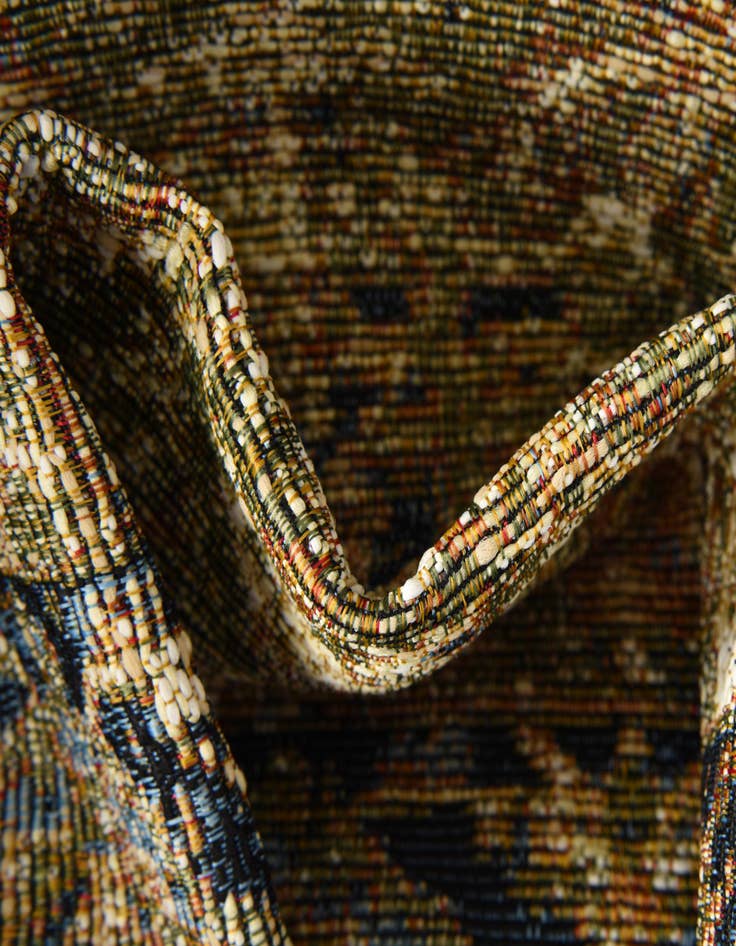 Detail image of 7' 10 x 7' 10  Washable Traditional Indoor / Outdoor Round Rug