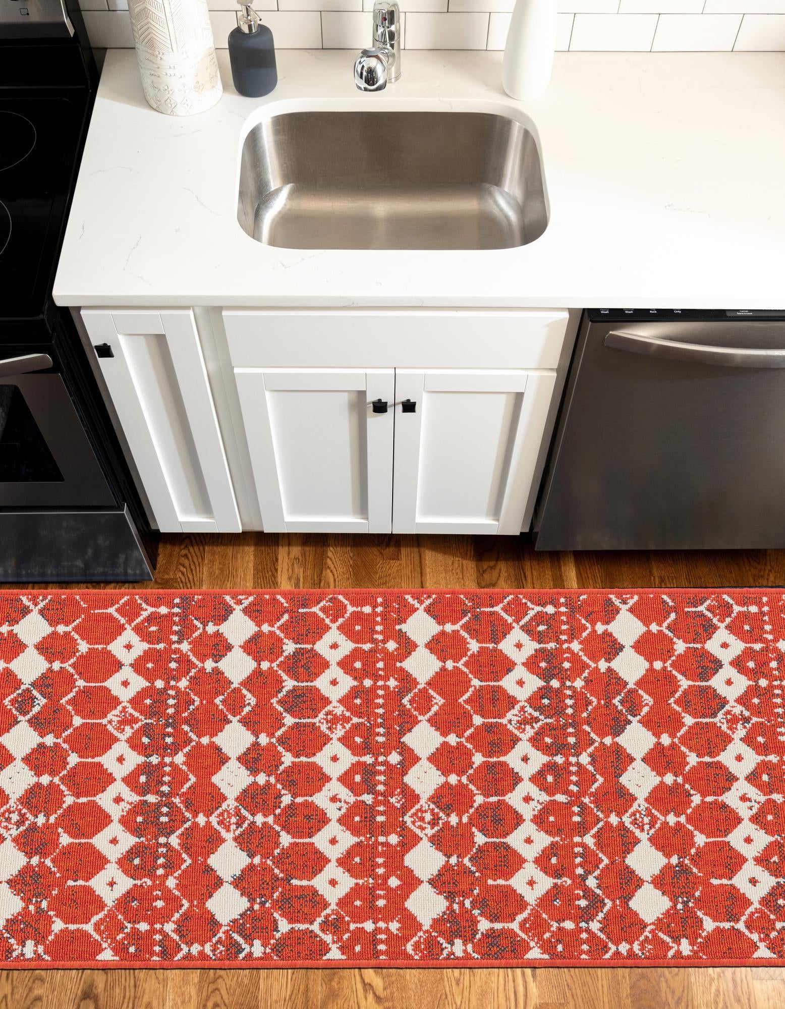 2' x 8' Easy-Clean Lattice Indoor / Outdoor Runner Rug