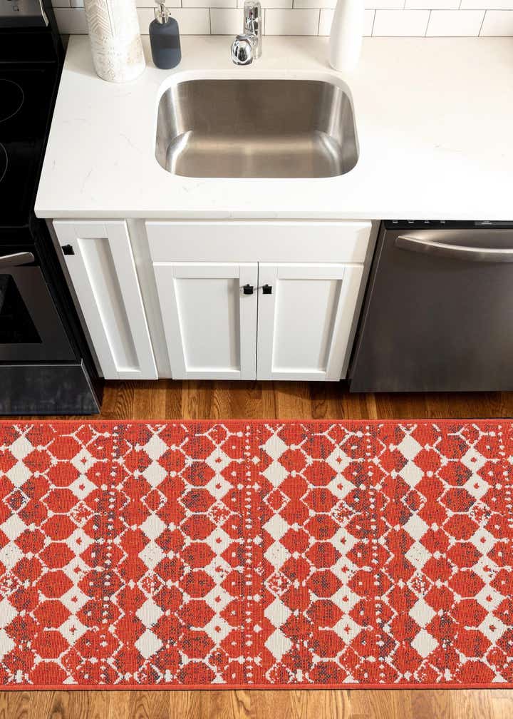 2' x 6' Easy-Clean Trellis Indoor / Outdoor Runner Rug