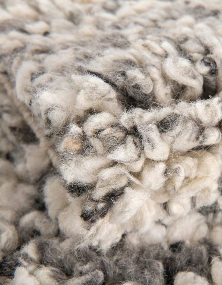 Detail image of 3' 1 x 3' 1  Hand Woven Haka Deluxe Shag Round Rug