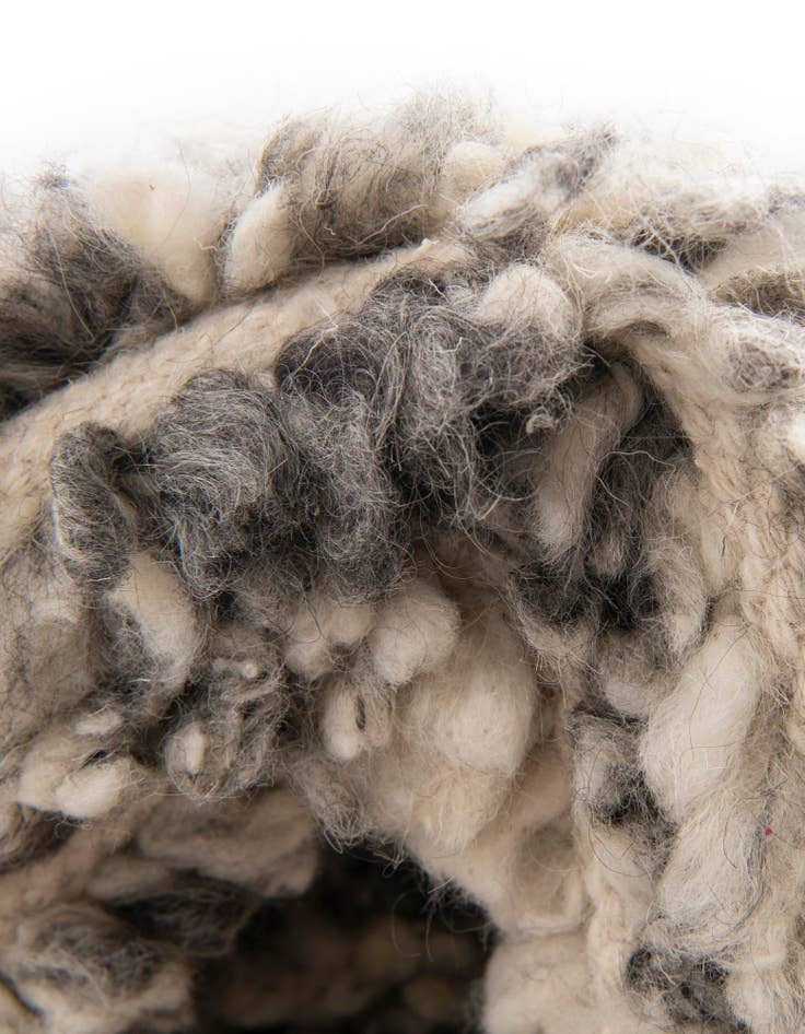 Detail image of 3' 1 x 3' 1  Hand Woven Haka Deluxe Shag Round Rug