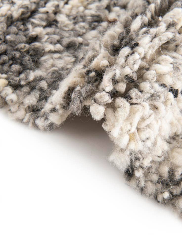 Detail image of 3' 1 x 3' 1  Hand Woven Haka Deluxe Shag Round Rug